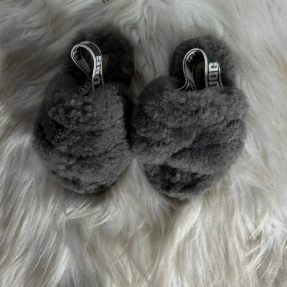 UGG Fluff Yeah Charcoal‎ Gray Sheepskin Slide Sandals Kids Size 6 S/N 1098575T